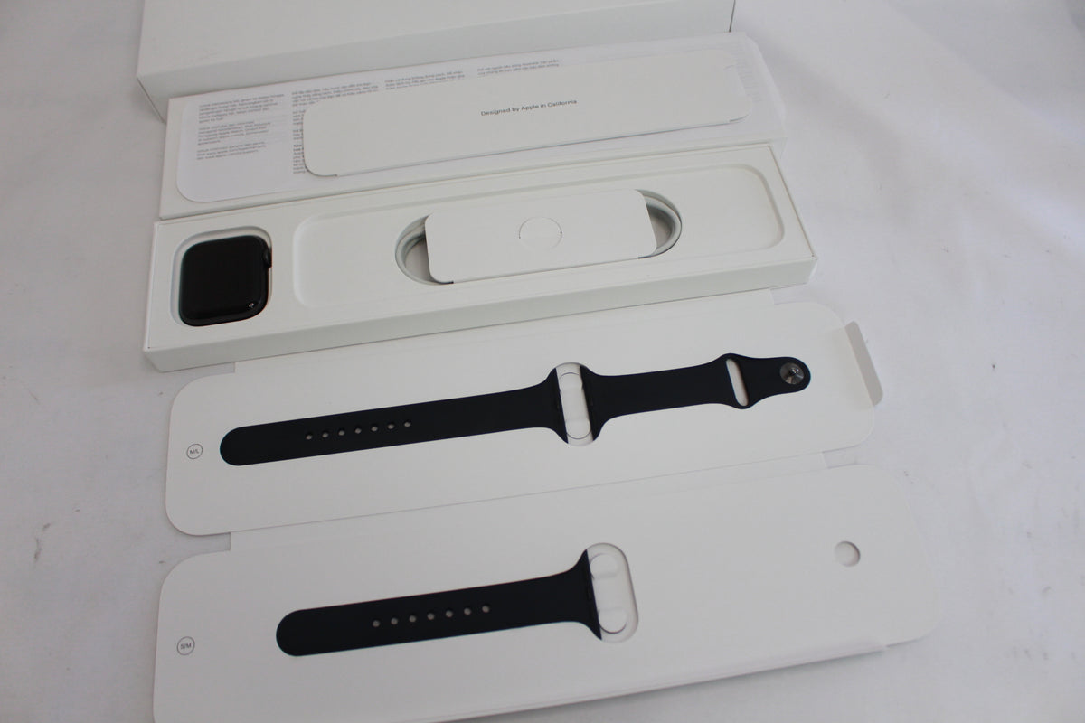 Apple Watch SE GPSモデル 44mm スペースグレイアルミニウムケース MKQ63J/A